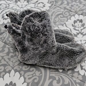SIZE LARGEV9/10 Cozy Gray Faux Fur Slippers